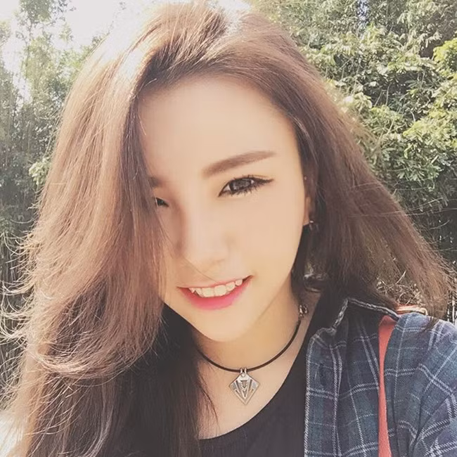 Con người của Hi Lộ được đánh giá là phóng khoáng, thoải mái, yêu ghét rõ ràng.