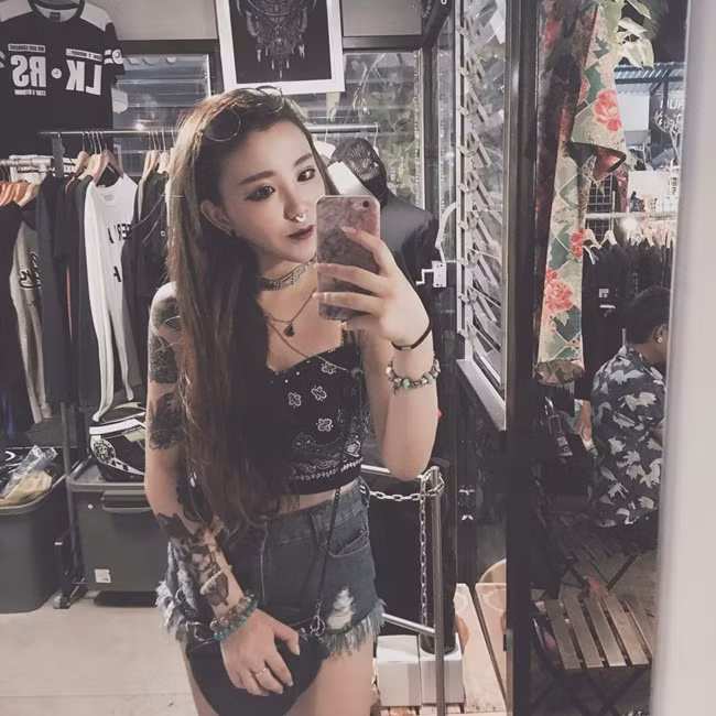 Ngoài ra, theo một số nguồn tin thì trước đây Thạch Hi Lộ từng làm tại hộp đêm và shop bán đồ chơi người lớn.