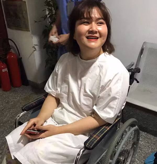 "Còn 1 đợt làm nữa mới mi nhon cả người hẳn! Giờ thấy bụng mình mi nhon mà hạnh phúc lắm rồi!". Trước niềm vui của Thủy Tiên, nhiều người đã gửi lời chúc mừng đến cô, đồng thời cũng bày tỏ niềm cảm thông với những đau đớn mà 'nàng béo' này phải trải qua.