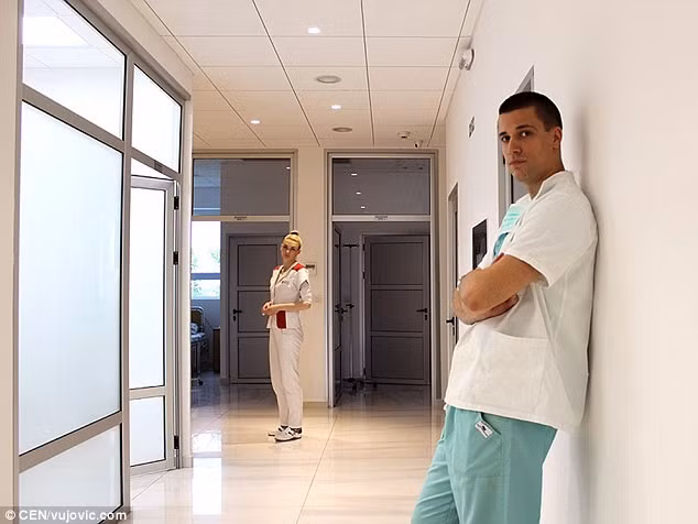 Trong gia đình, Vasilije Vujovic là người duy nhất theo nghề này. Động lực giúp chàng trai quyết tâm trở thành bác sĩ thẩm mỹ là muốn giúp mọi người cảm thấy tự tin hơn với ngoại hình của mình.