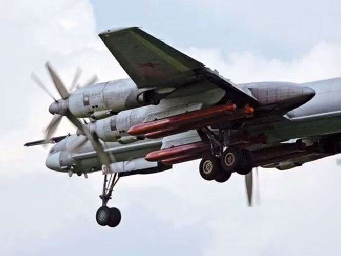 Tiếp theo là Tu-22M3 đã được nâng cấp lên thành Tu-22M3M với động cơ NK-32.02 của chính chiếc Tu-160M2 trên, đi kèm theo đó là khả năng mang vác những vũ khí thế hệ mới gồm tên lửa Kh-32 và Kh-47M2 Kinzhal.