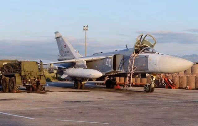 Máy bay mà Không quân Nga sử dụng nhiều nhất trên chiến trường Syria, là loại cường kích Su-24, mặc dù loại máy bay này không thể sử dụng được một số vũ khí có điều khiển; với hệ thống dẫn đường và ngắm bắn SVP-24, Nga tuyên bố rằng Su-24 có thể sử dụng loại bom thường với mức độ chính xác cao.
