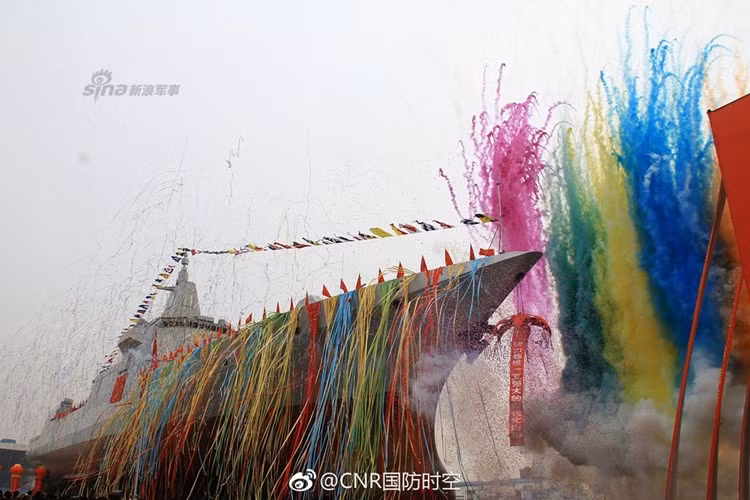 Sáng ngày hôm qua (28/6), nhà máy đóng tàu Giang Nam đã hạ thủy chiếc tàu khu trục Type 055 đầu tiên đóng cho Hải quân Trung Quốc. Với sự kiện này, Type 055 trở thành tàu khu trục lớn nhất hiện tại của Trung Quốc với lượng giãn nước lên tới 10.000 tấn – tương đương với các tuần dương hạm tên lửa. Nguồn ảnh: Sina