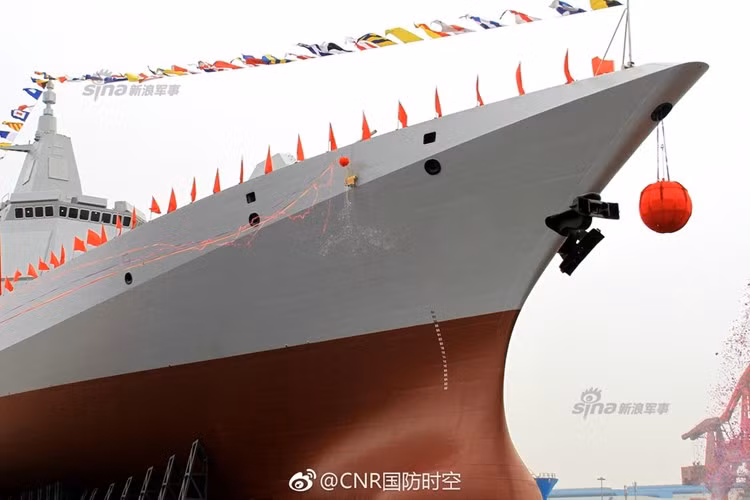 Type 055 (NATO định danh là lớp Renhai) ước tính có lượng giãn nước lên tới 10.000 tấn, toàn tải tới 12.300 tấn, dài 180m. Kích cỡ này có thể nói là tương đương với các tàu tuần dương tên lửa Slava hay Ticonderoga. Tuy nhiên, Trung Quốc xếp nó là lớp tàu khu trục hạm. Nguồn ảnh: Sina