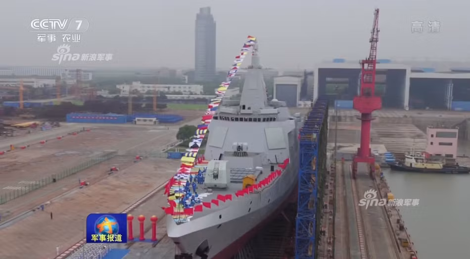 Theo chuyên gia quân sự Li Li, Type 055 có khả năng triển khai các tên lửa hành trình chống hạm YJ-100 có tầm bắn tới 800km, các hệ thống tên lửa hành trình đối đất tương đơng Tomahawk và Kalibr cùng hệ thống tên lửa đối không HHQ-9. Nguồn ảnh: Sina