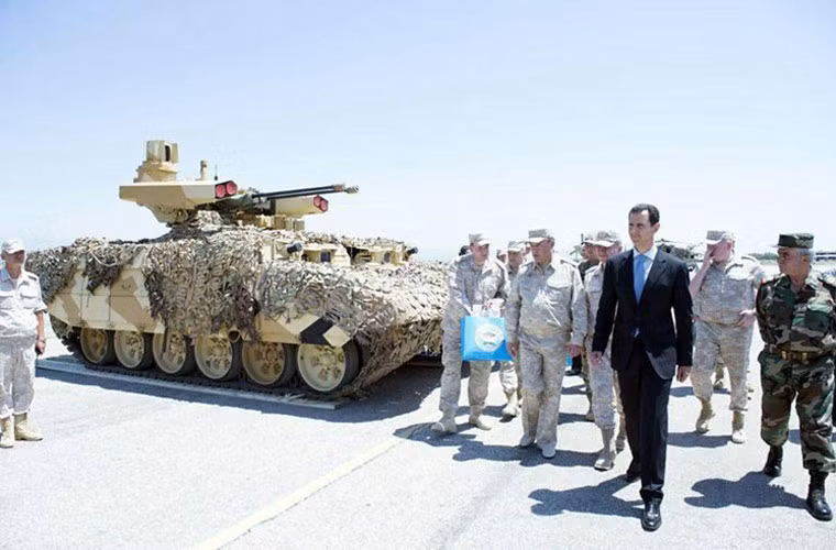 Truyền thông Nga khi đưa tin về chuyến thăm của Tổng thống Bashar al-Assad tới căn cứ quân sự Nga ở thành phố Latakia, Syria đã hé lộ hình ảnh vô cùng bất ngờ với giới quan sát thế giới. Đó là sự xuất hiện của xe chiến đấu BMPT-72 “Teminator 2” – một loại vũ khí lục quân cực kỳ hiện đại do Nga sản xuất. Nguồn ảnh: Sputnik