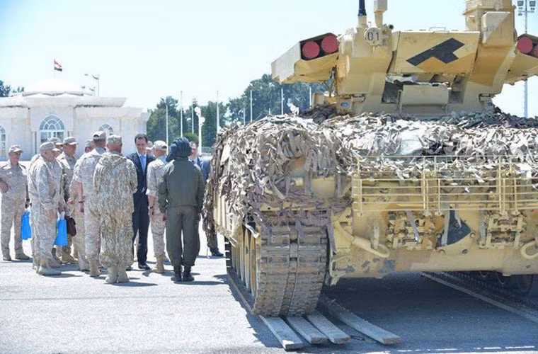 Đây sẽ là tin vui cho Quân đội Syria và là tin xấu, ác mộng với phiến quân IS và các tổ chúng khủng bố đang lộng hành ở Syria. Bởi BMPT nổi tiếng là cỗ máy có sức hủy diệt ghê gớm, chuyên đánh trong môi trường đô thị – nơi mà cuộc chiến du kích của phiến quân phát huy hiệu quả lớn gây khó khăn suốt mấy năm nay cho Quân đội Syria. Sự có mặt của BMPT-72 có thể đẩy được phiến quân ra khỏi đô thị, và khi nằm trên sa mạc, phải đối đầu với Quân đội Syria với sự yểm trợ của Không quân Nga thì kết cục đã rõ ràng. Nguồn ảnh: Sputnik