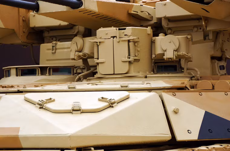 Xe chiến đấu hộ vệ tăng BMPT-72 trang bị hệ thống điều khiển hỏa lực hiện địa hơn BMPT với khả năng phát hiện mục tiêu xe tăng cách 5.000m trong điều kiện ban ngày và 3.500m ban đêm với kênh ngắm hồng ngoại. Nguồn ảnh: Bastion-Kapenko