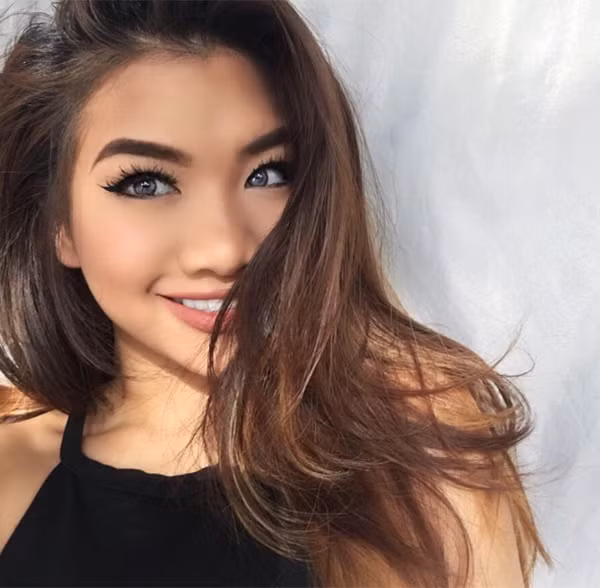 Trân Phạm được nhận xét là dù còn là một teen girl trẻ tuổi nhưng đã có kinh nghiệm, cách trang điểm rất "đỉnh" chẳng thua kém gì các chuyên gia makeup nổi tiếng. Những cách tô vẽ chân mày, kẻ mắt, đánh son môi của Trân Phạm luôn khiến người đối diện có cảm cô là một người thanh niên ở độ tuổi ngoài 20 mà không phải một nữ sinh mới 16 tuổi.