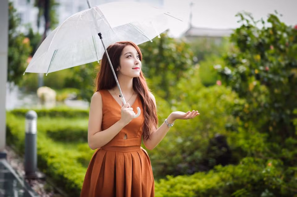 Chỉ trong nháy mắt, cô nữ sinh giỏi giang, vốn được thầy yêu, bạn mến bỗng chốc bị gán mác là tội phạm mại dâm, bị công an bắt giữ. Trang cá nhân của Nguyễn Thị Hảo bỗng dưng xôn xao lạ thường và rất nhiều "anh hùng bàn phím" đã vội miệt thị, chỉ trích, thậm chí đòi xử thật nặng kẻ "ăn trắng mặc trơn" nhưng lại có hành động dơ bẩn. Ban đầu cô nữ sinh tên Hảo tưởng câu chuyện trên chỉ là một trò đùa do bạn bè cô tạo ra nhưng sau đó đã khá sốc khi nắm rõ tình hình.