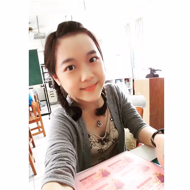 Qua một số thông tin được báo chí xứ Trung cung cấp, theo đó cô giáo được nhắc đến trong câu chuyện hiện đang là một giáo viên tiểu học giảng dạy tại Đài Loan có nickname Yaishuan.