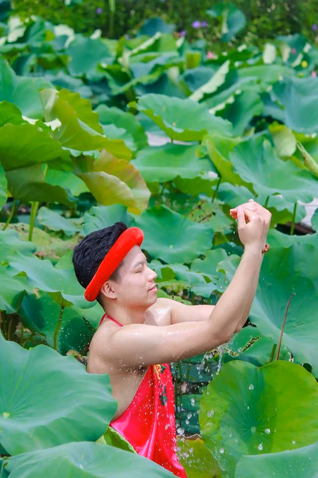 Sơn Khôi táo bạo diện áo yếm, thể hiện các động tác chuyên nghiệp giống hệt các bạn nữ vẫn hay tạo dáng. Vòng 1 lép kẹp nhưng vẫn cố rướn người tưới nước của 9X Bắc Giang vô cùng hài hước và bá đạo.