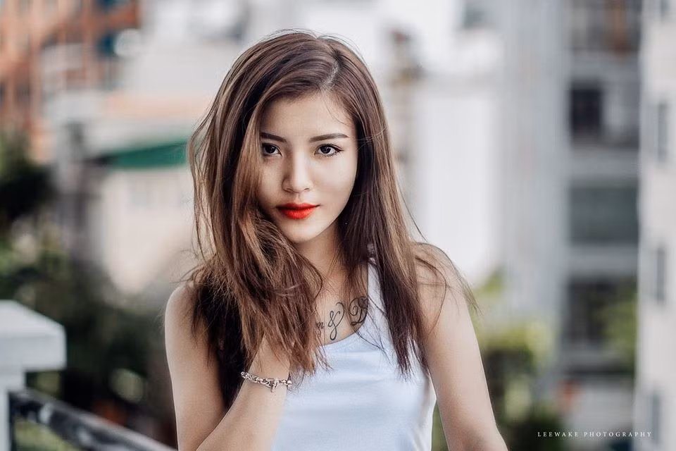 Dù hiện tại đã trưởng thành, học tập khá tốt và có những đam mê, thú vui riêng, nhưng trong sâu thẳm trái tim cô gái trẻ, hình ảnh của mẹ vẫn còn y nguyên. Và như một cách để tưởng nhớ, Thùy Dương đã quyết định xăm hình mẹ quá cố trên lưng. Dù đã xăm được khá lâu, nhưng gần đây mới Thùy Dương mới để lộ hình ảnh của chúng và nó đã khiến không ít bạn bè, người thân của cô bất ngờ. Ảnh: Lee Wake Photography.