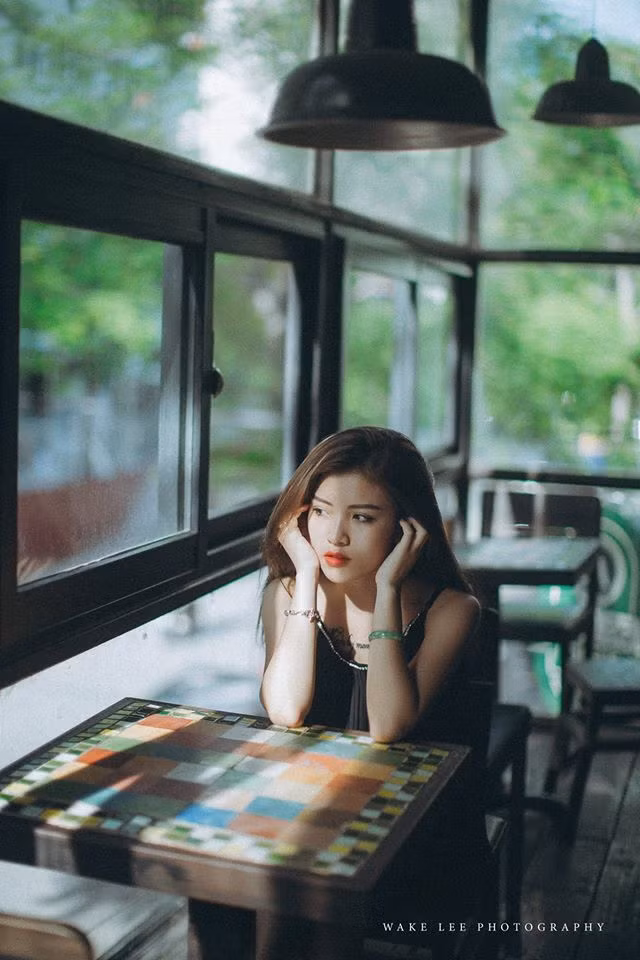 “… Còn hình xăm, ai cũng biết nó sẽ theo ta cả một cuộc đời, để có được hình xăm không dễ dàng như mua một cái đôi giày đang hot hay mua một thỏi son màu đẹp đang được ưa chuộng. Mà nó là cả một quá trình, đồng ý để cho mũi kim di trên người mình nghĩa là để sự đau đớn lấn áp ta, đồng ý để màu mực đè lên màu máu thì có nghĩa là nó cũng rất đáng quí. Đâu có một sự đua đòi nào lại phải trả giá bằng máu và sự đau đớn cơ chứ? Vì vậy không thể nói xăm hình là đua đòi hay đú đởn”. Ảnh: Lee Wake Photography.