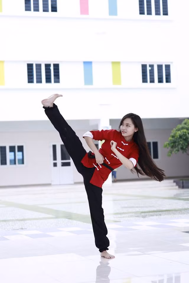 Bằng sự chăm chỉ và nỗ lực tập luyện, sau khoảng 6 năm học võ, hai chị em sinh đôi hiện tại có thể thực hiện nhiều màn biểu diễn cần nhiều sức mạnh rất ấn tương nhưng đập ngói bằng búa trên bungj, nằm trên chông nhọn đập ngói, bẻ cong thanh sắt… Mỹ Huyền và Huyền Trang từng đi biểu diễn ở nhiều nơi nhưng hai cô gái trẻ đều không coi võ thuật như một cái gì đó giúp bản thân “lấy le” với những người khác. Nó đơn giản chỉ là một bộ môn rèn luyện thân thể, giúp nâng cao sức khỏe của bản thân và là một thú vui mỗi khi rảnh rỗi.