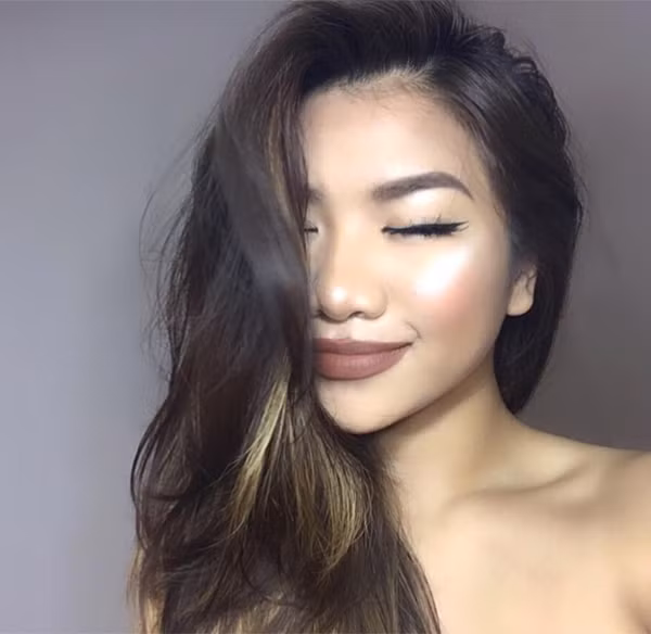 Được biết, thần tượng sắc đẹp của Trân Phạm là Kylie Jenner - một mỹ nhân, ngôi sao mạng xã hội nổi tiếng với đôi môi dày đặc trưng. Vì thế, dễ hiểu vì sao Trân Phạm cũng theo đuổi tạo hình mắt sâu, môi dày gợi cảm giống ngôi sao này.