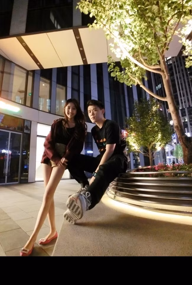 Có thể thấy, những bức ảnh mà Zan Lou chia sẻ được chụp ở nhiều địa điểm khá đẹp mắt, phần hậu cảnh đằng sau cũng có rất nhiều chi tiết đường thẳng, giúp chứng minh những bức ảnh này hoàn toàn không trải qua quá trình chỉnh sửa, kéo dài chân. Một đặc điểm đáng lưu ý khác đó là Zan Lou thường xuyên chụp ảnh cùng bạn trai của cô và dù có đôi chân dài đến 1,13m như lời đồn nhưng Zan Lou khi đứng vẫn thấp hơn bạn trai của mình.