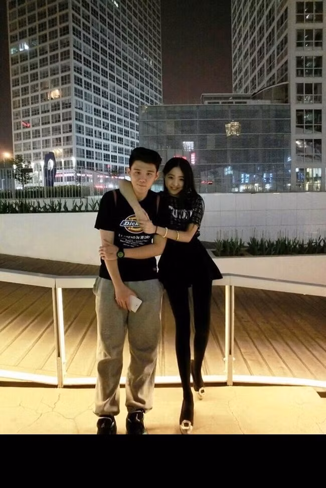 Được biết, cô gái chân dài xinh đẹp này tên thật là Zan Lou, năm nay 19 tuổi, hiện sinh sống tại Bắc Kinh, Trung Quốc. Trước đây khi mới nổi tiếng trên mạng xã hội, Zan Lou được đồn đại là người có đôi chân dài nhất Trung Quốc với chiều dài lên đến 1,13m. Tuy nhiên nếu nhìn vào tỷ lệ giữa phần trên và phần dưới cơ thể của Zan Lou, có thể thấy ngay những điều khá vô lý.