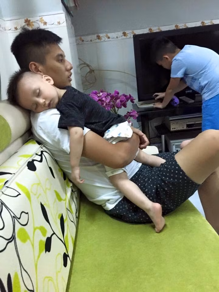 Là đàn ông và cũng có những sở thích, thú vui riêng nhưng anh Quân chưa bao giờ bỏ bê vợ con để chạy theo chúng. Ngoài thời gian làm việc ở cửa hàng buôn bán, hễ rảnh rỗi anh lại giúp vợ việc nhà, chăm sóc con mà chưa từng than thở hay cằn nhằn điều gì.