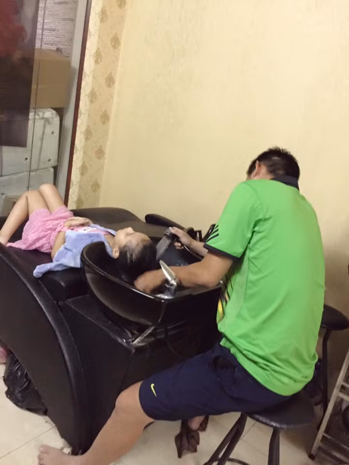 Anh Quân chỉ cần nhìn theo bác sĩ, y tá tắm cho con vài lần là có thể tự làm được rất khéo. Những ngày con ốm, quấy khóc, anh Quân rất lo lắng, thậm chí đến mức mất ăn, mất ngủ. Buổi đêm, anh Quân luôn nhường cho vợ ngủ đủ giấc, còn mình dậy đúng giờ để đo nhiệt độ, chăm sóc cho con. Và khi con cần đi khám, anh Quân cũng không phụ thuộc vào vợ, tự mình thu xếp công việc ở cửa hàng để đưa con tới bác sĩ, khẩn trương và tháo vát đến mức nhiều người còn cho rằng anh "khéo hơn cả vợ".