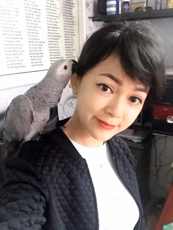  Mê chơi chim… nhưng Phương Thảo thường xuyên bị nhiều người đầu óc “không trong sáng” trêu đùa. Con gái chơi chim cảnh đã ít, thực sự đam mê và tâm huyết như Phương Thảo càng hiếm hơn, nhưng cứ hễ nhắc đến từ “chơi chim”, không ít bạn bè của cô gái trẻ lại che miệng cười. Thấu hiểu ý nghĩ của mọi người, thường Phương Thảo không giải thích gì thêm, chỉ thể hiện sở thích, đam mê của mình theo một cách tự nhiên nhất.