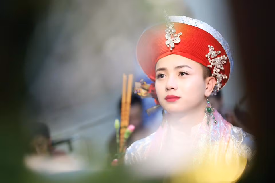 Đang là sinh viên năm hai khoa Văn hóa Xã hội trường Đại học Văn hóa Thể Thao Du lịch Thanh Hóa, Quốc Việt có tình yêu, niềm đam mê rất mãnh liệt với văn hóa dân gian Việt Nam. Đây cũng là một lý do để chàng trai 9X đến với công việc hầu đồng vốn vẫn bị nhiều người đánh đồng với hoạt động mê tín dị đoan.