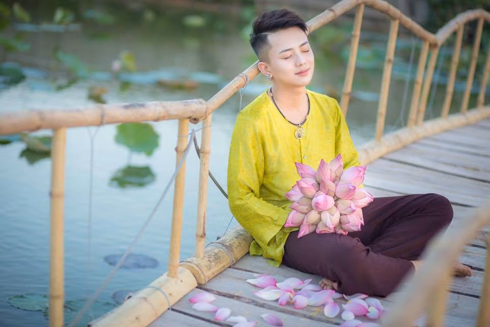 Chính tình yêu với văn hóa dân gian và một cái “duyên trời định” mà Quốc Việt đã làm công việc hầu đồng được một thời gian. Những nghi lễ, trang phục khi làm công việc phụng sự thánh phật đều có sức cuốn hút kỳ lạ với chàng trai trẻ. Và với vẻ ngoài điển trai, khuôn mặt thanh tú, Quốc Việt được rất nhiều bạn trẻ, người quen biết, cư dân mạng gọi là “cậu đồng mỹ nam” hay “cậu đồng đẹp trai”.