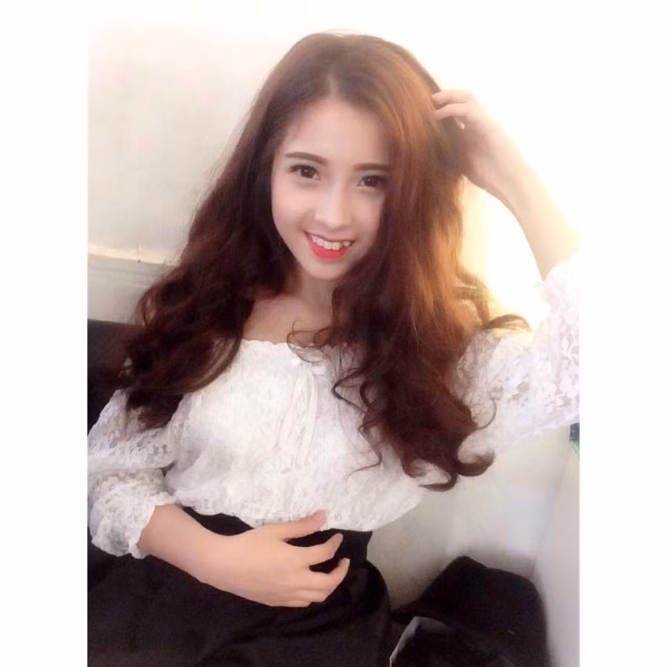 Tuy nhiên, nhờ câu chuyện hài hước trên mà dân mạng Việt phát hiện Thanh Tú là một 9X Hà thành rất xinh đẹp, có nhan sắc và rất tài năng. Vẻ ngoài xinh xắn của Thanh Tú cũng chính là điều khiến cô gây được nhiều sự chú ý hơn với dân mạng Việt trong clip trả lời thực tế của mình.