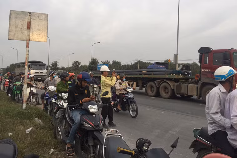 Sự việc còn khiến giao thông qua khu vực ùn tắc, nhiều người hiếu kỳ vây kín để theo dõi.