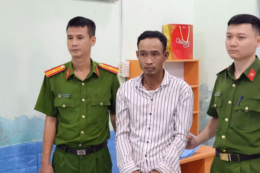 Nguoi dan ong cam rua chan xe, cuop tai san nguoi di duong