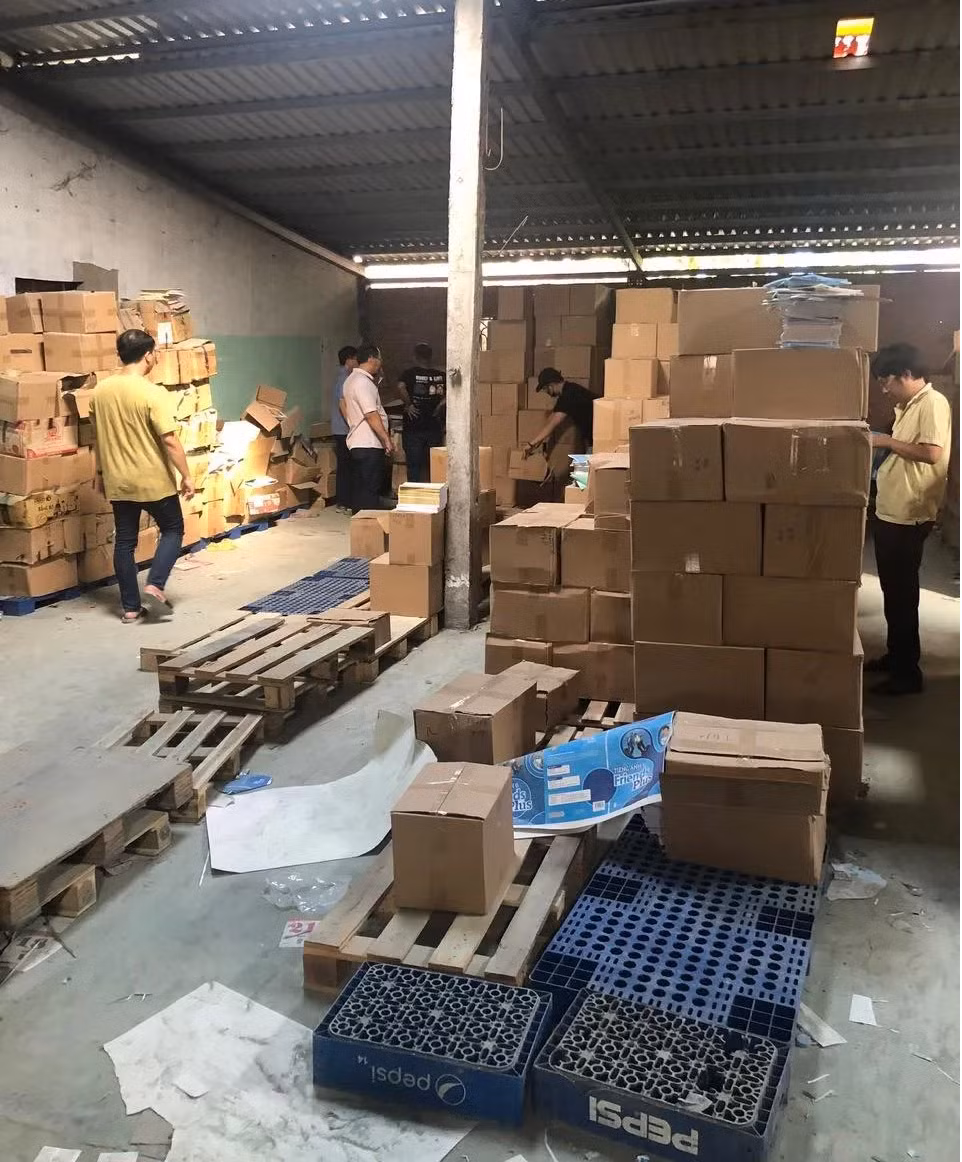 Xét xử 13 bị cáo sản xuất, buôn bán hàng triệu cuốn sách giả - Hình 2 Xet xu 13 bi cao san xuat, buon ban hang trieu cuon sach gia-Hinh-2
