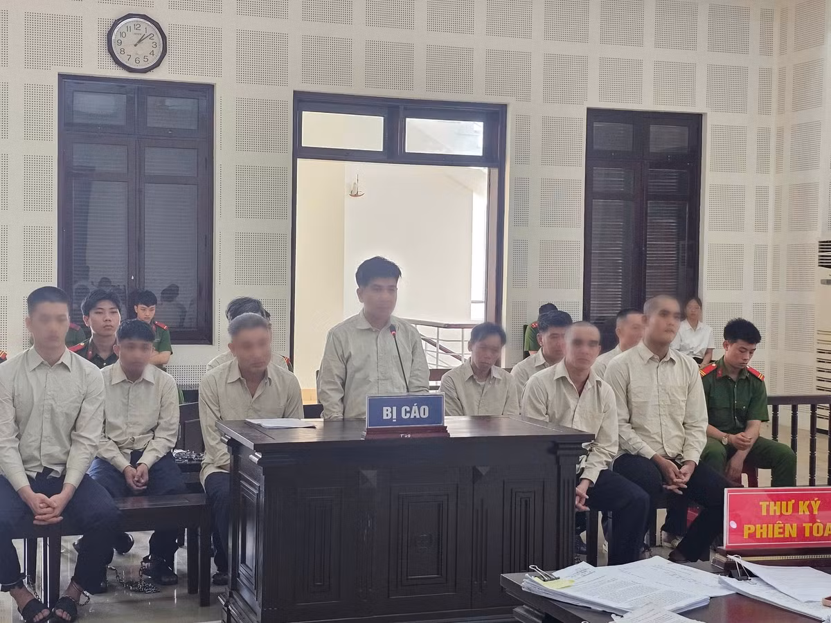 Xét xử 13 bị cáo sản xuất, buôn bán hàng triệu cuốn sách giả Xet xu 13 bi cao san xuat, buon ban hang trieu cuon sach gia