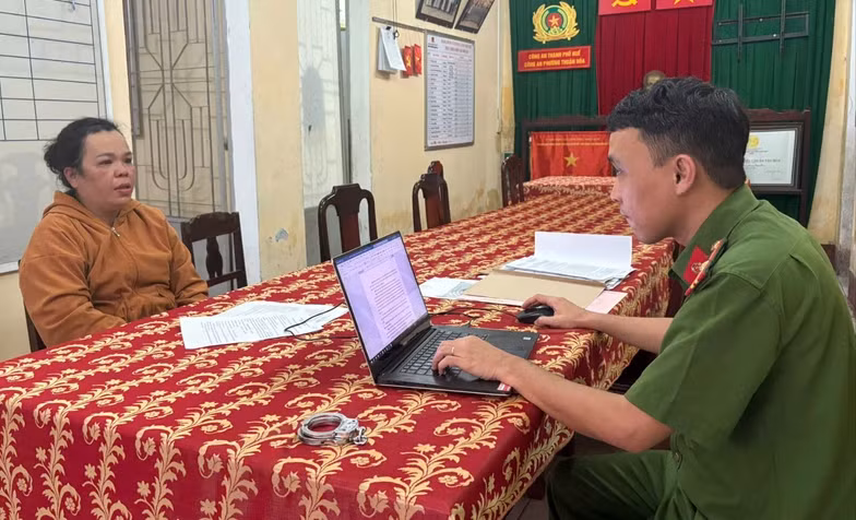 “Nu quai” mua so do gia roi mang di cam co 200 trieu dong