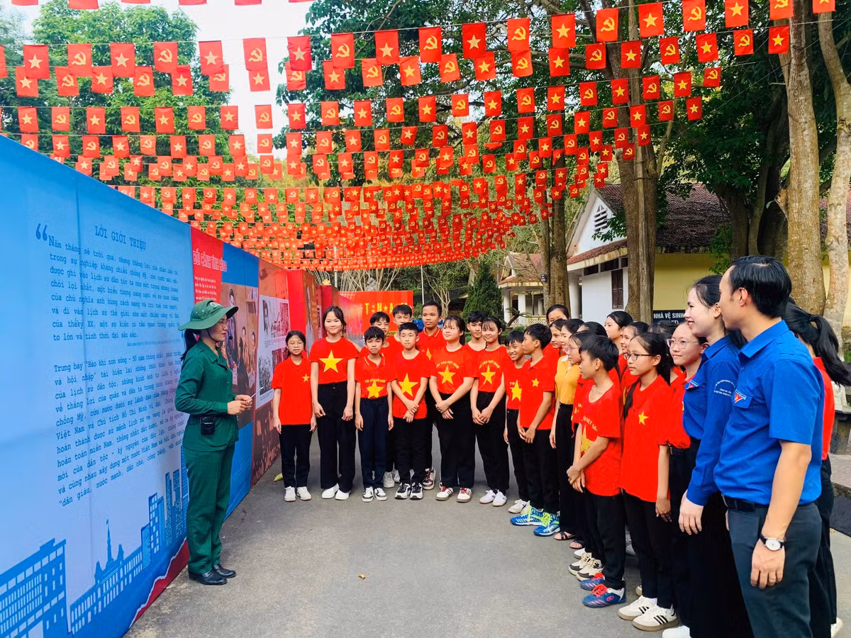 Trong những đoàn người trở về địa chỉ đỏ, ngoài những cựu chiến binh khoác lên mình màu xanh áo lính, còn có những đoàn học sinh mang trên mình chiếc áo cờ đỏ sao vàng.