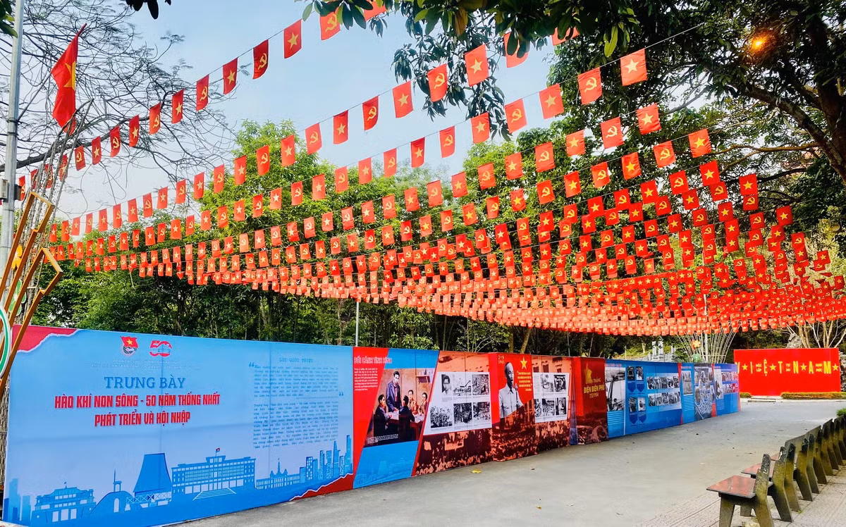 Ngã ba Đồng Lộc rực rỡ cờ hoa chào mừng Đại lễ 30/4 Nga ba Dong Loc ruc ro co hoa chao mung Dai le 30/4