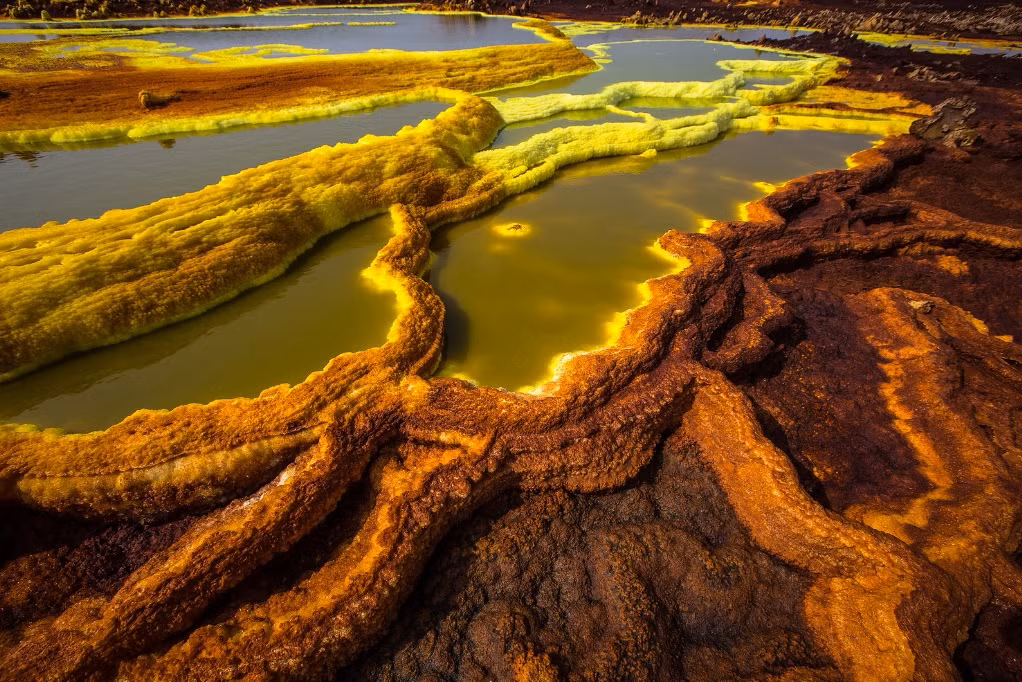 Thế giới nhiều sắc màu ở núi lửa Dalloh, Ethiopia. Sở dĩ, màu sắc rực rỡ xuất hiện quanh miệng núi lửa là do có sự kết hợp của các con suối nước nóng, núi lưu huỳnh, hồ axit, lớp muối ẩn bên dưới sa mạc. Ảnh Bright Side.