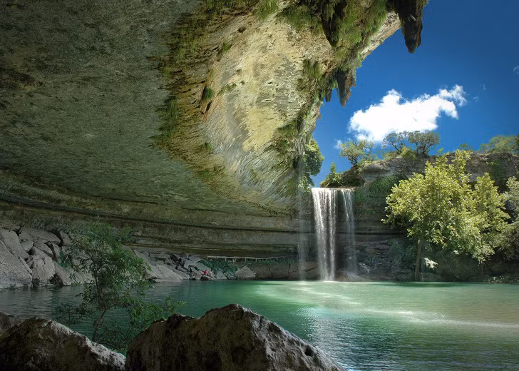 Hồ nước Hamilton ở bang Texas, Mỹ. Hồ nước hình thành từ hàng ngàn năm trước sau khi một vòm đá lớn gần sông ngầm sụp xuống do bị nước xói mòn theo thời gian. Ảnh Bright Side.