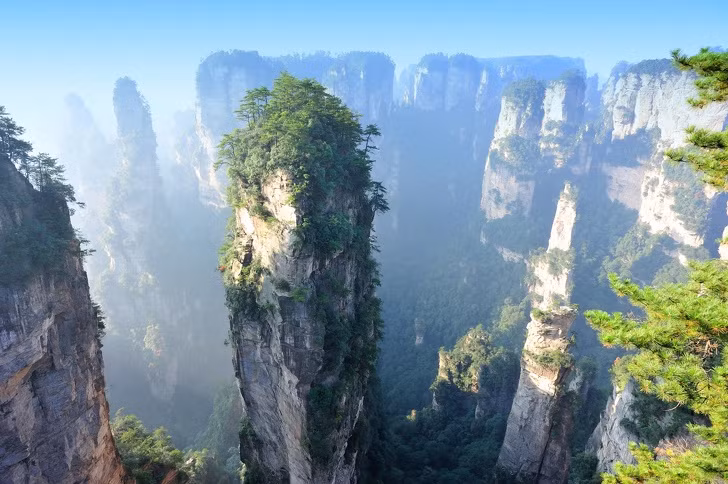 Núi non hùng vĩ ở dãy núi Tianzi thuộc khu Trương Gia Giới, Trung Quốc. Ảnh Bright Side.