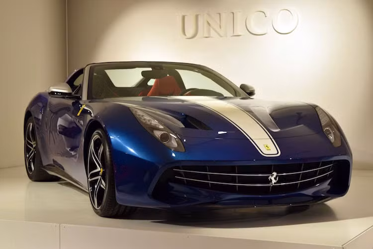 Đây là chiếc Ferrari F60 America mui trần có giá 2,5 triệu USD, dựa trên cơ sở dòng F12Berlinetta và đã được ra mắt từ năm 2014. Chỉ có đúng 10 chiếc F60 America từng được Ferrari sản xuất.