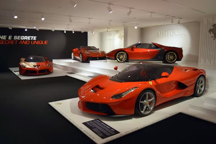 Đến với bảo tàng Ferrari ở Ý, du khách không chỉ được tìm hiểu lịch sử của Ferrari với những siêu xe và xe đua hấp dẫn nhất Thế giới, mà còn được tận mắt ngắm nhìn một bộ sưu tập siêu xe Ferrari "hàng thửa".
