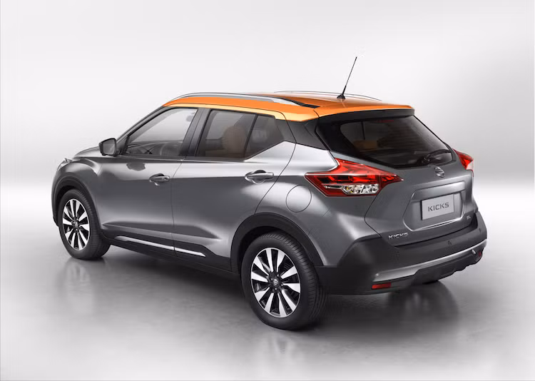 Giống như X-Trail, Kicks cũng có các vòm bánh xe được "điêu khắc" đậm nét, trong khi cột C của xe cũng có nhựa ốp màu đen, tạo cảm giác mui xe đang "nổi" trên các cửa kính bên giống Nissan Murano.