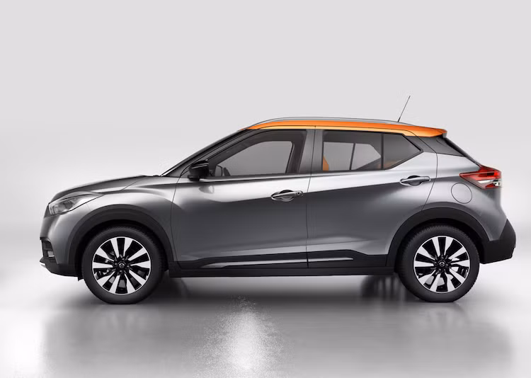 Theo Nissan, hãng đã nhấn mạnh tới 2 yếu tố là "chất lượng" và "tính tương lai" khi thiết kế Kicks. Điểm nhấn của chiếc xe đó là lưới tản nhiệt hình thang lớn, với viền chrome hình chữ V đặc trưng của Nissan. Hai bên lưới tản nhiệt là cặp đèn pha với những dải LED ban ngày hiện đại.