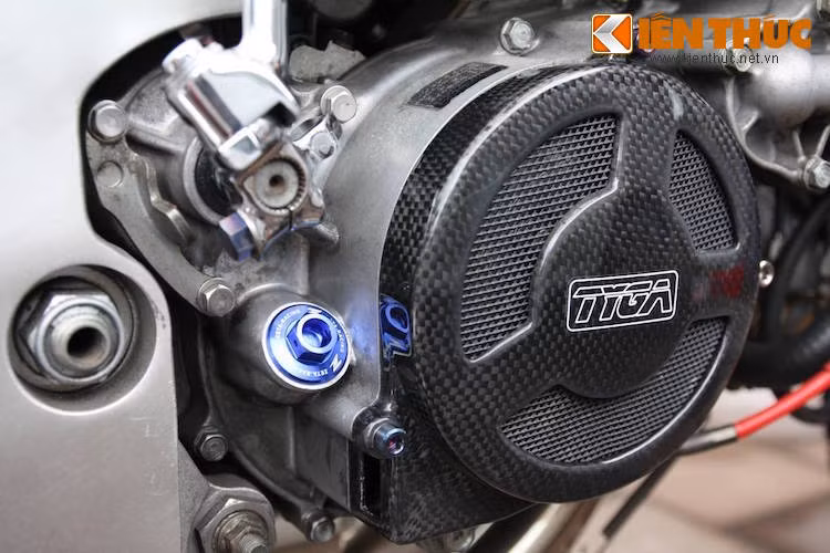 Cuối cùng, 2 bên bưởng máy của động cơ được trang trí bằng nắp nồi sợi carbon của TYGA, cùng ốc kiểng cho que thăm dầu của ZETA.