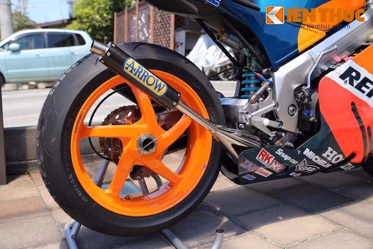 Hệ thống xả là một chi tiết quan trọng trên xe 2 kỳ đã được thay cổ pô kèm bầu chrome Jha RS Force 304, kèm theo lon Arrow full carbon.