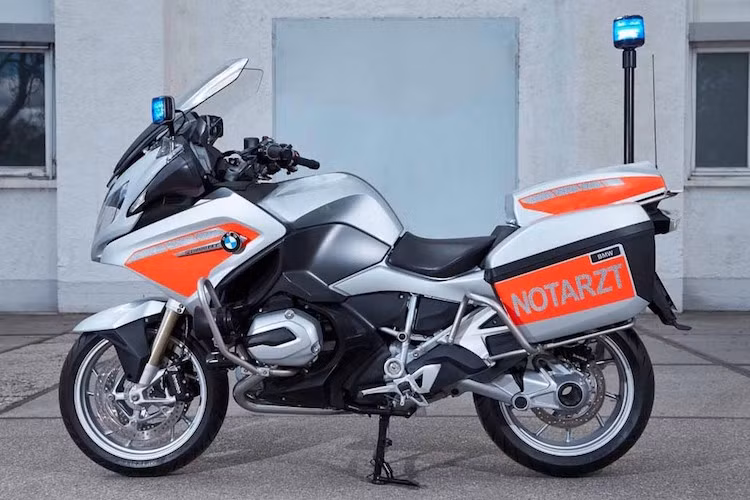Phiên bản BMW R1200RT Medical Emergency dành riêng cho việc cấp cứu đã được hãng xe Đức sơn màu bạc Glacier cùng với các dải phản quang màu cam nhằm giúp nó dễ được chú ý hơn trên đường.