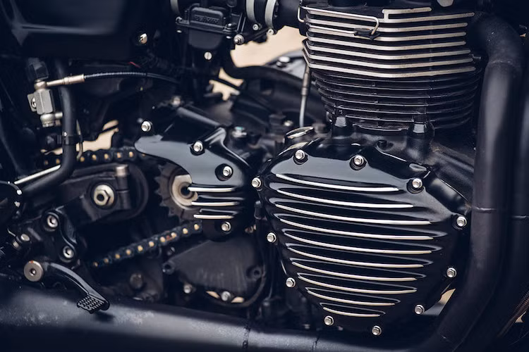 Khối động cơ nguyên bản của Thruxton vẫn được Chun giữ nguyên, anh chỉ thay thế bưởng máy bằng loại với các khe tản nhiệt và chắn nhông từ Speed Merchant.