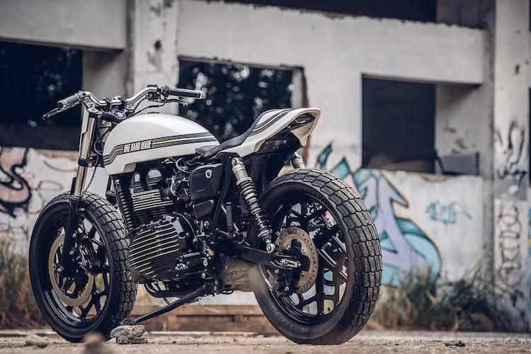 Ở phía sau đuôi xe, chiếc Thruxton có bộ đuôi "cụt" đúng kiểu flat tracker, kèm theo yên mỏng và đèn hậu LED giấu gọn dưới đuôi.