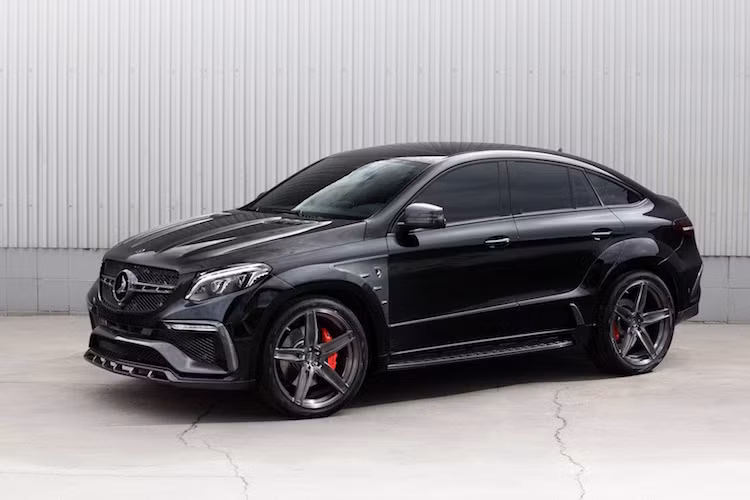 Ở trên mỗi vè bánh trước, TopCar cũng lắp cho chiếc xe những khe tản nhiệt "giả" bằng sợi carbon, bên cạnh đó là bậc lên xuống bằng nhôm nằm giữa bánh trước và sau.