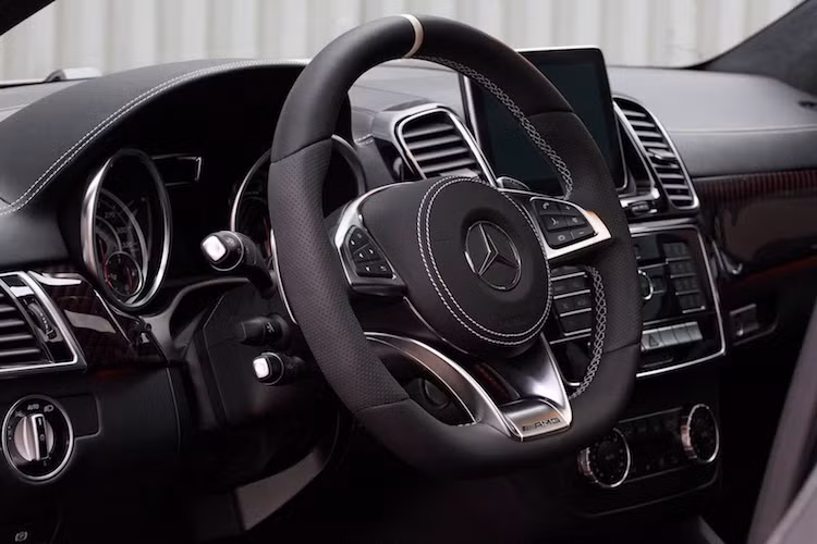 Không chỉ dừng lại ở ngoại thất, nội thất của GLE 63 AMG cũng được TopCar chú ý khi bọc lại hoàn toàn trong da cao cấp với các đường chỉ khâu tương phản.