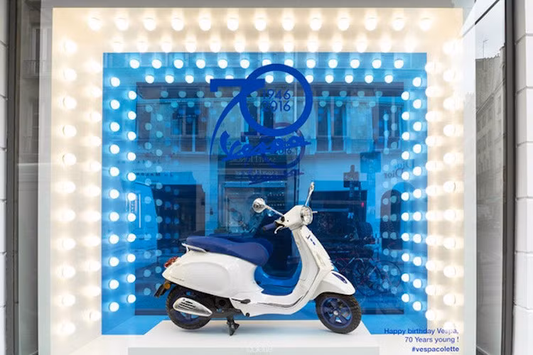 Sau khi được trưng bày tại mặt tiền cửa hàng Colette ở Paris, Vespa Prima Colette Edition được bán với giá 3200 Euro (tương đương 81 triệu đồng).